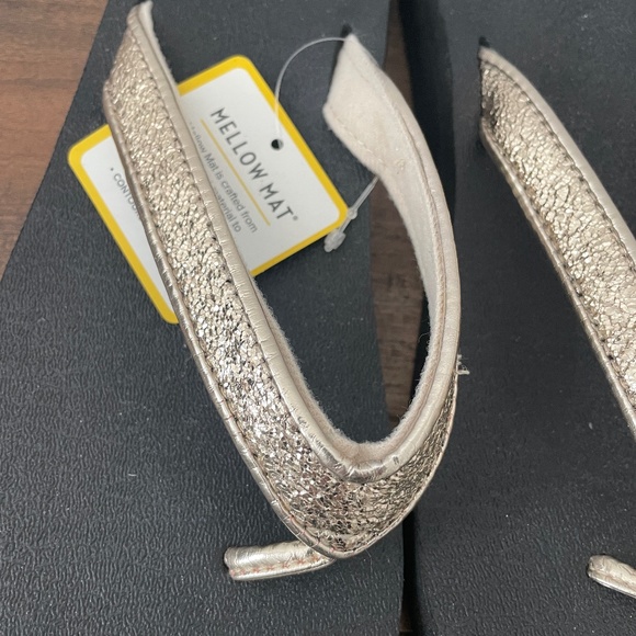 Yellow box Mellow Mat flip flops with metallic gold straps. Size 7.5, NWT - Picture 5 of 6